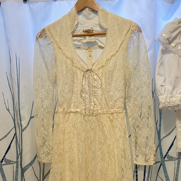 Gunne Sax Romantic Renaissance Wedding Dress - Picture 2 of 4